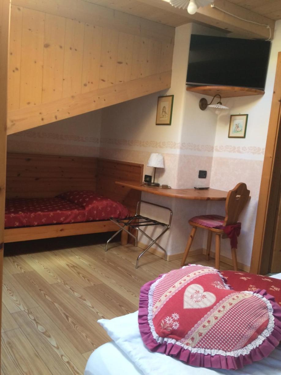 Hotel Garni Salvanel カヴァレーゼ エクステリア 写真
